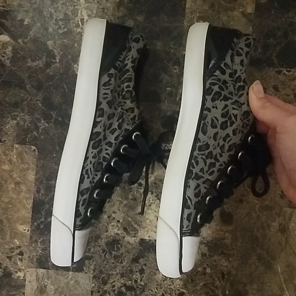 🌹Coach lace up sneakers size 6B - Picture 3 of 8